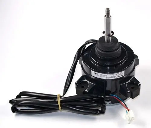 Ventilatormotor von Remko mit schwarzem Gehäuse und Anschlusskabel. Der Motor verfügt über einen abstehenden Wellenkopf und ist für die Installation in Lüftungssystemen geeignet.