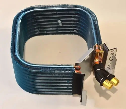 Remko Lamellenwärmetauscher mit mehrfach geschichteten Lamellen und Anschlussdetails. Das Produkt zeigt eine rechteckige Form und metallische Elemente zur Wärmeübertragung.
