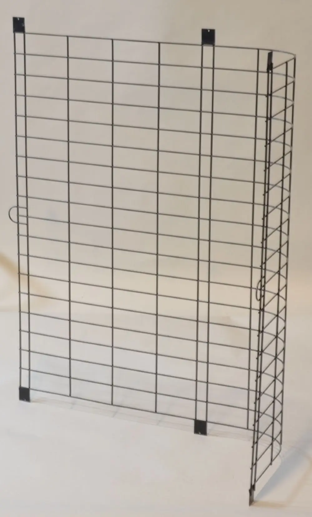 Schwarzes Schutzgitter aus Draht mit vertikaler Anordnung, geeignet zum Schutz von Verflüssigern. Produkt von Remko, präsentiert auf hellem Hintergrund.