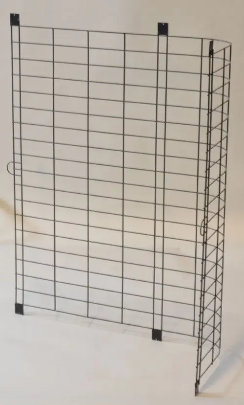 Schwarzes Schutzgitter aus Draht mit vertikaler Anordnung, geeignet zum Schutz von Verflüssigern. Produkt von Remko, präsentiert auf hellem Hintergrund.
