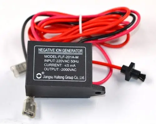 Negativer Ionen-Generator mit Eingangs- und Ausgangsanschlüssen, installiert mit roten und schwarzen Kabeln. Das Gerät ist von der Marke Remko.