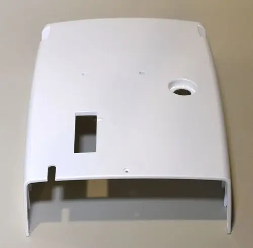 Rückwand in Weiß von Remko, mit Aussparungen und Löchern, geeignet zur Montage oder Abdeckung, flache Oberfläche und rechteckige Form.