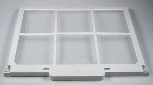 Weißer Luftfilter von Remko, mit einem Gitterdesign, auf dem Tisch liegend. Er hat vier quadratische Bereiche und eine integrierte Halterung.
