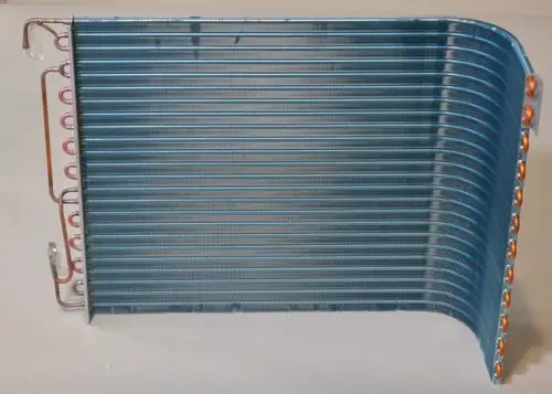 Lamellenverflüssiger mit mehreren gewellten Lamellen und Anschlussleitungen, hergestellt von Remko, in horizontaler Ausrichtung auf neutralem Untergrund.