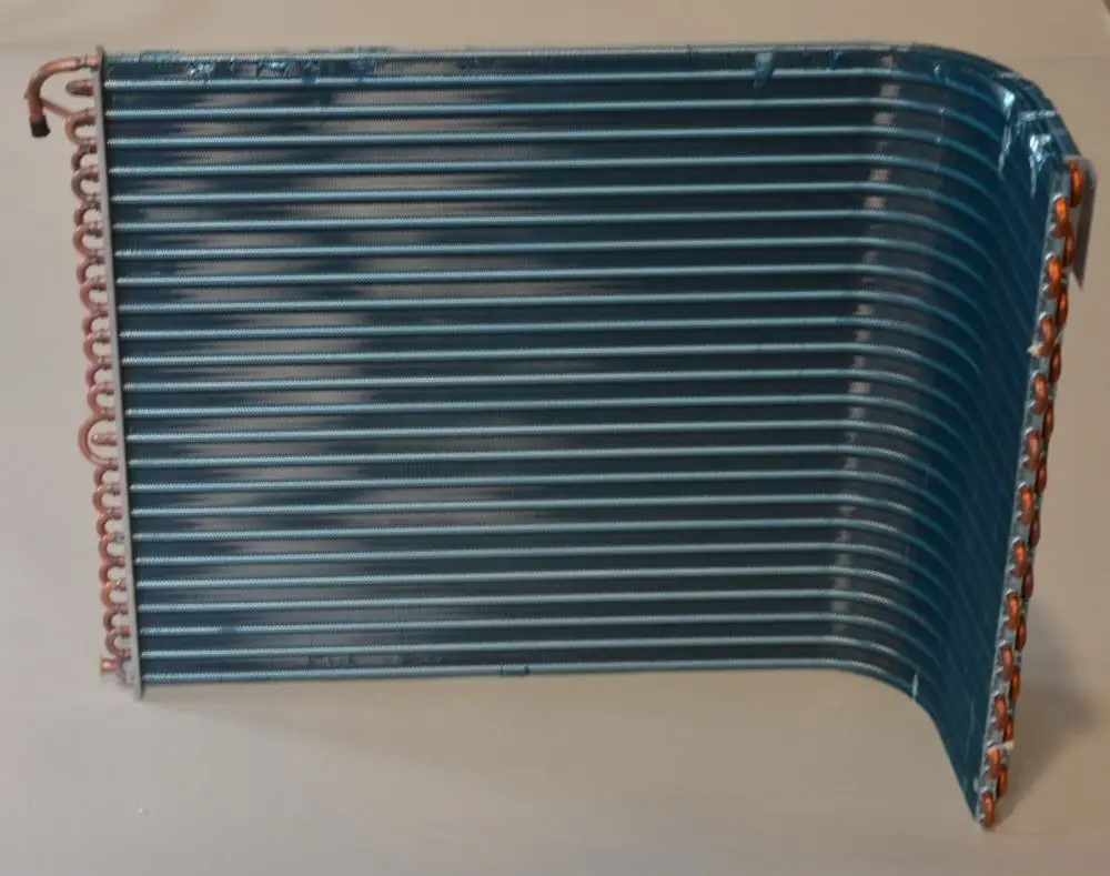 Verflüssiger mit parallelen Lamellen und Kupferrohren. Produkt von Remko, für den Einsatz in Kühl- oder Klimaanlagen.