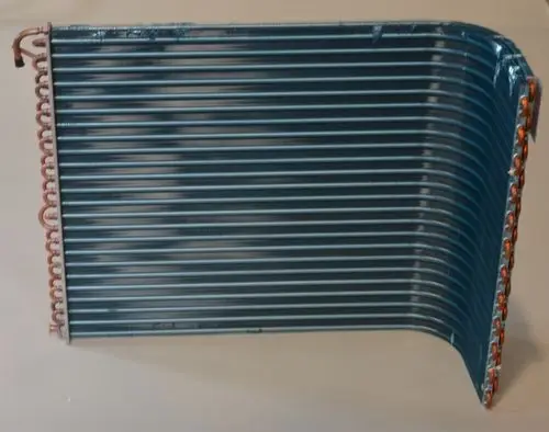 Verflüssiger mit parallelen Lamellen und Kupferrohren. Produkt von Remko, für den Einsatz in Kühl- oder Klimaanlagen.