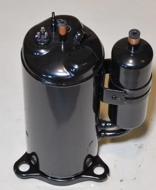 Schwarz lackierter Kompressor von Remko mit zwei Anschlüssen, einem größeren Hauptzylinder und einem kleineren Zylinder, auf einem hellen Untergrund abgebildet.