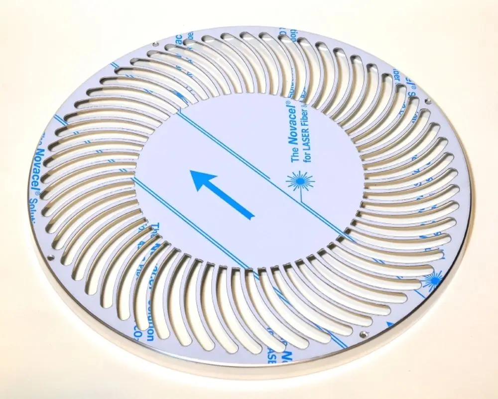 Luftaustrittsgitter von Remko mit kreisförmigem Design und mehreren schmalen Öffnungen für Luftzirkulation, auf weißem Hintergrund mit blauer Pfeilmarkierung.