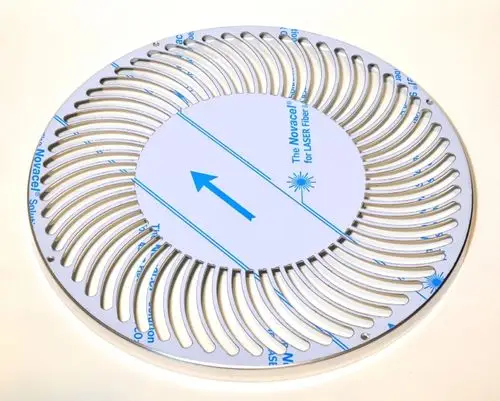 Luftaustrittsgitter von Remko mit kreisförmigem Design und mehreren schmalen Öffnungen für Luftzirkulation, auf weißem Hintergrund mit blauer Pfeilmarkierung.