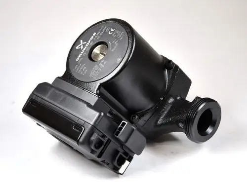 Schwarze Umwälzpumpe mit einem elektrischen Anschluss und einem zentralen Auslass. Das Produkt stammt von der Marke Remko.
