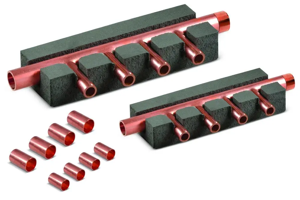 Verteiler mit mehreren Kupferrohren und Trennwänden auf einer schwarzen Unterlage, geeignet für Klimageräte. Produkt der Marke Remko.