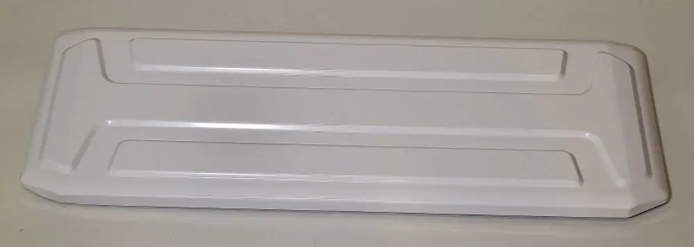 Weißes, flaches Bauteil mit gerader Oberfläche und Rillen. Es handelt sich um ein Produkt von Remko, das möglicherweise zur Abdeckung oder Befestigung dient.