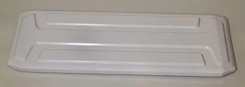 Weißes, flaches Bauteil mit gerader Oberfläche und Rillen. Es handelt sich um ein Produkt von Remko, das möglicherweise zur Abdeckung oder Befestigung dient.