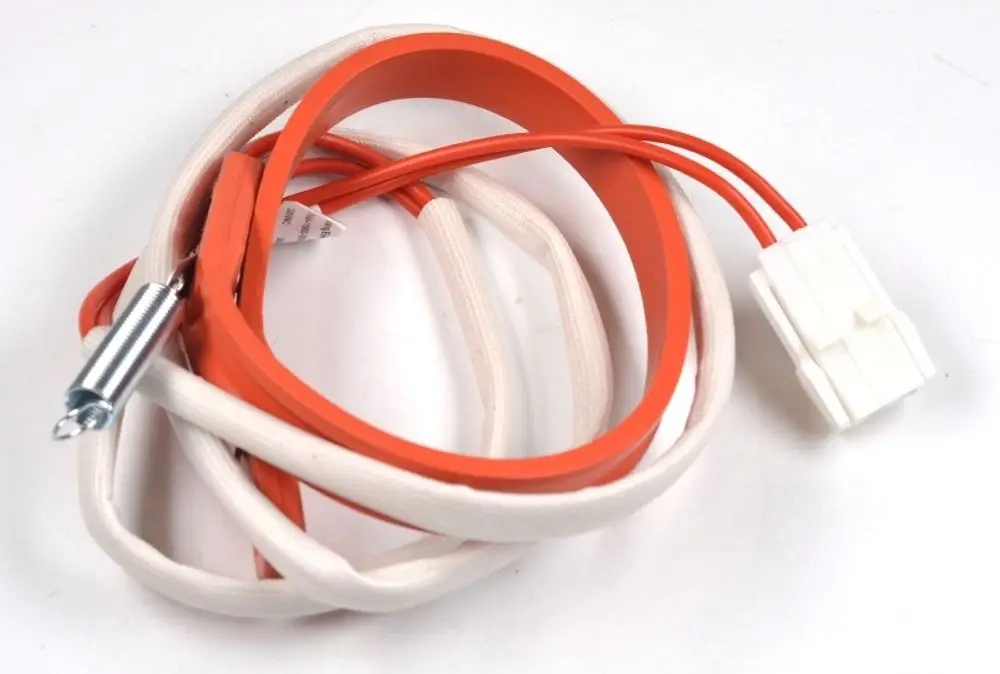 Rot-orangefarbene Heizleitung mit silbernem Anschluss und weißem Stecker, hergestellt von Remko, geeignet zur Verwendung in Heizsystemen.