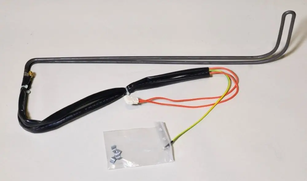 Heizwendel mit elektrischen Anschlüssen und flexibler Kabelführung, hergestellt von Remko. Enthalten sind Montagezubehör und Verpackungseinheit.