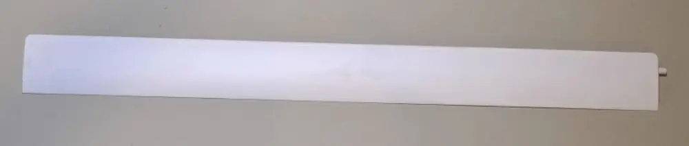 Horizontale Luftaustrittslamelle in Weiß, hergestellt von Remko, mit gerader, schlicht gestalteter Oberfläche, auf neutralem Hintergrund abgebildet.