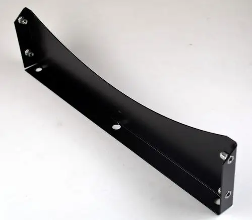 Schwarze Metallhalterung mit mehreren Löchern zur Befestigung. Geeignet für den Einsatz in Geräten, möglicherweise von der Marke Remko.