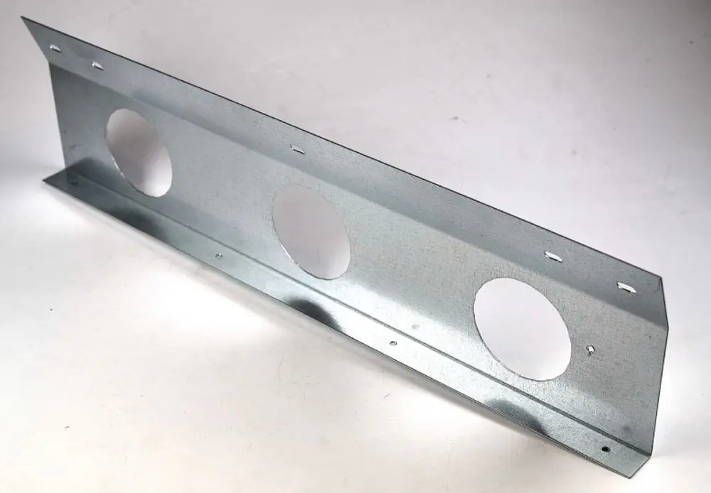 Galvanisiertes Stützblech mit mehreren runden Öffnungen, geeignet für verschiedene Anwendungen. Hergestellt von Remko.