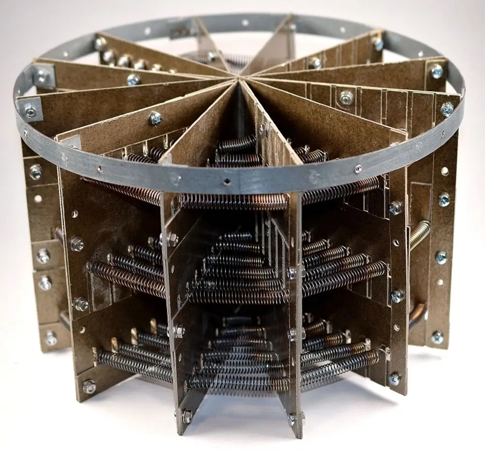 Heizeinsatz von Remko, zylindrische Bauform mit mehreren einzelnen Kammern und Schrauben. Sichtbare Federn und Metallplatten, die eine funktionale Struktur bilden.