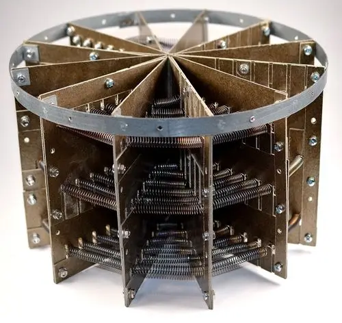 Heizeinsatz von Remko, zylindrische Bauform mit mehreren einzelnen Kammern und Schrauben. Sichtbare Federn und Metallplatten, die eine funktionale Struktur bilden.