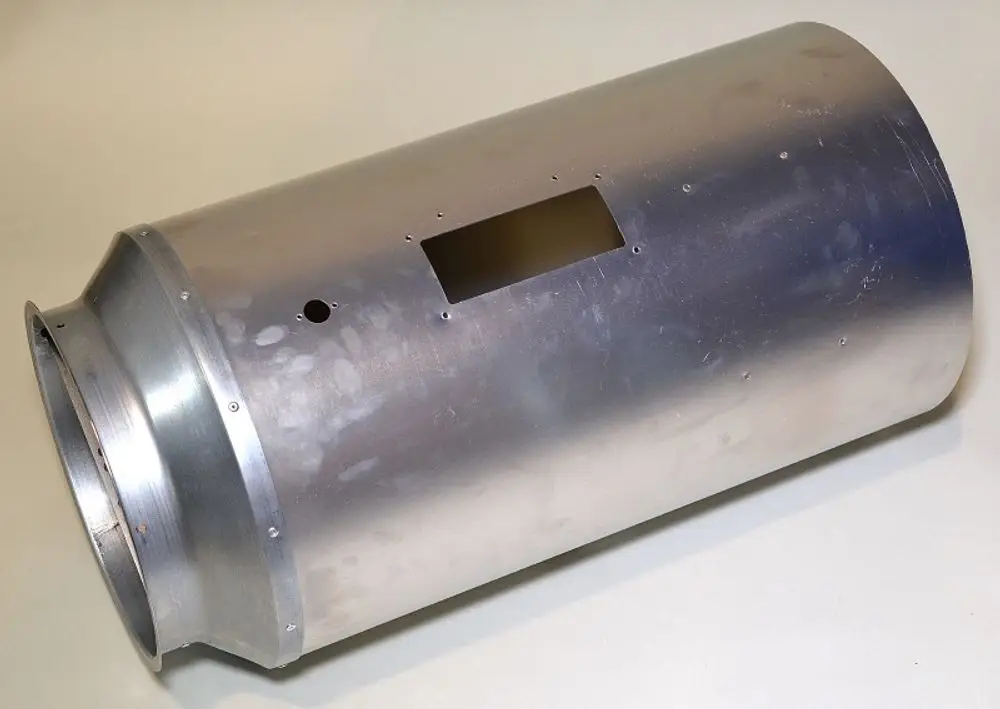 Aluminiumrohr mit einer Öffnung und einem konischen Ende, möglicherweise Teil eines Heizsystems von Remko. Oberfläche zeigt Spuren von Bearbeitung.
