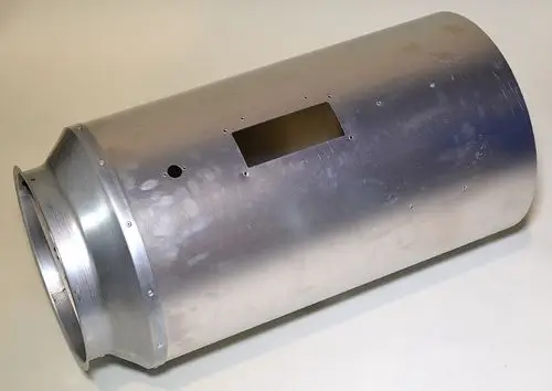 Aluminiumrohr mit einer Öffnung und einem konischen Ende, möglicherweise Teil eines Heizsystems von Remko. Oberfläche zeigt Spuren von Bearbeitung.