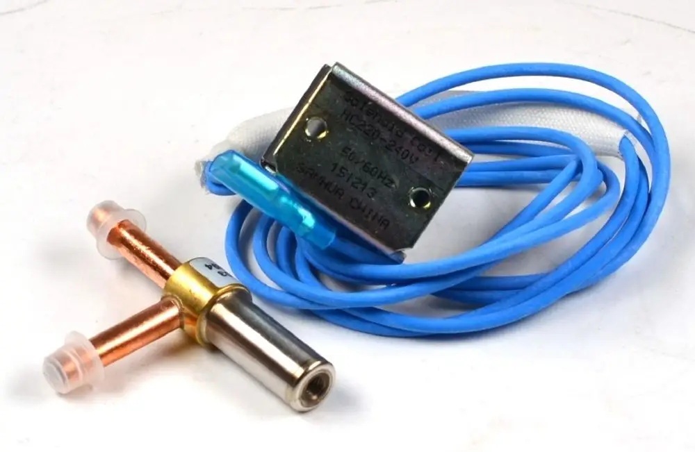 2-Wege-Magnetventil mit blauem Kabel und Anschluss für Flüssigkeitsleitungen, gefertigt von Remko. Enthält Metall- und Kunststoffkomponenten.
