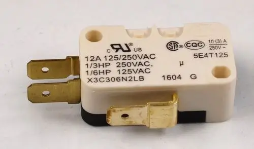 Remko Mikroschalter mit zwei Steckanschlüssen und technischen Angaben für Spannungen bis 250V und 12A. Weißes Gehäuse mit goldenen Kontakten und Markierungen auf der Oberseite.