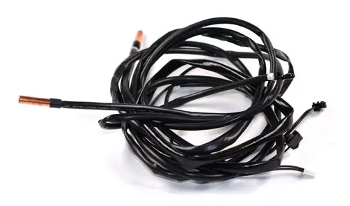 Schwarze Kabel mit einer Kupferlitze und mehreren Anschlusskabeln, mur eine Remko Temperaturmessung zu unterstützen.