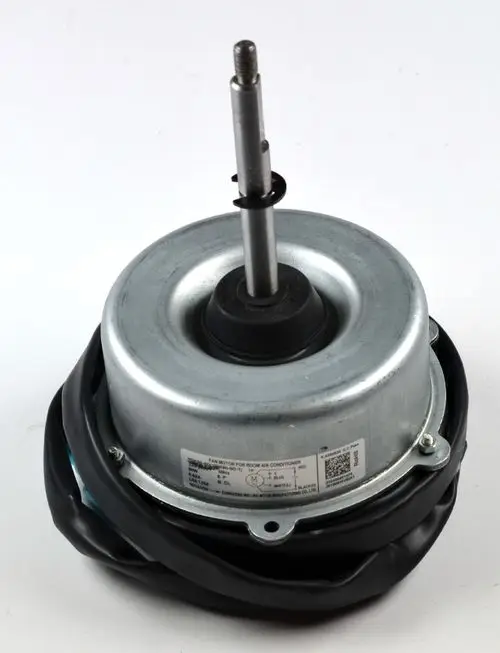 Ventilatormotor mit Metallgehäuse und schwarzem Kabel, hergestellt von Remko, geeignet für Geräte wie Klimaanlagen oder Kühlsysteme.