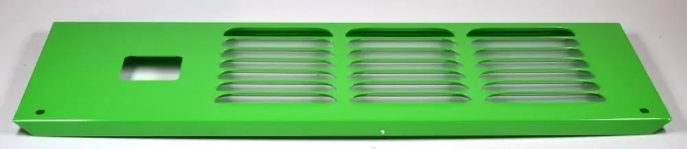 Grüne Abschlussblende für Energiezähler, hergestellt von Remko, mit horizontalen Lüftungsschlitzen und einer quadratischen Aussparung an der Seite.