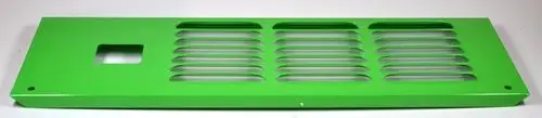 Grüne Abschlussblende für Energiezähler, hergestellt von Remko, mit horizontalen Lüftungsschlitzen und einer quadratischen Aussparung an der Seite.