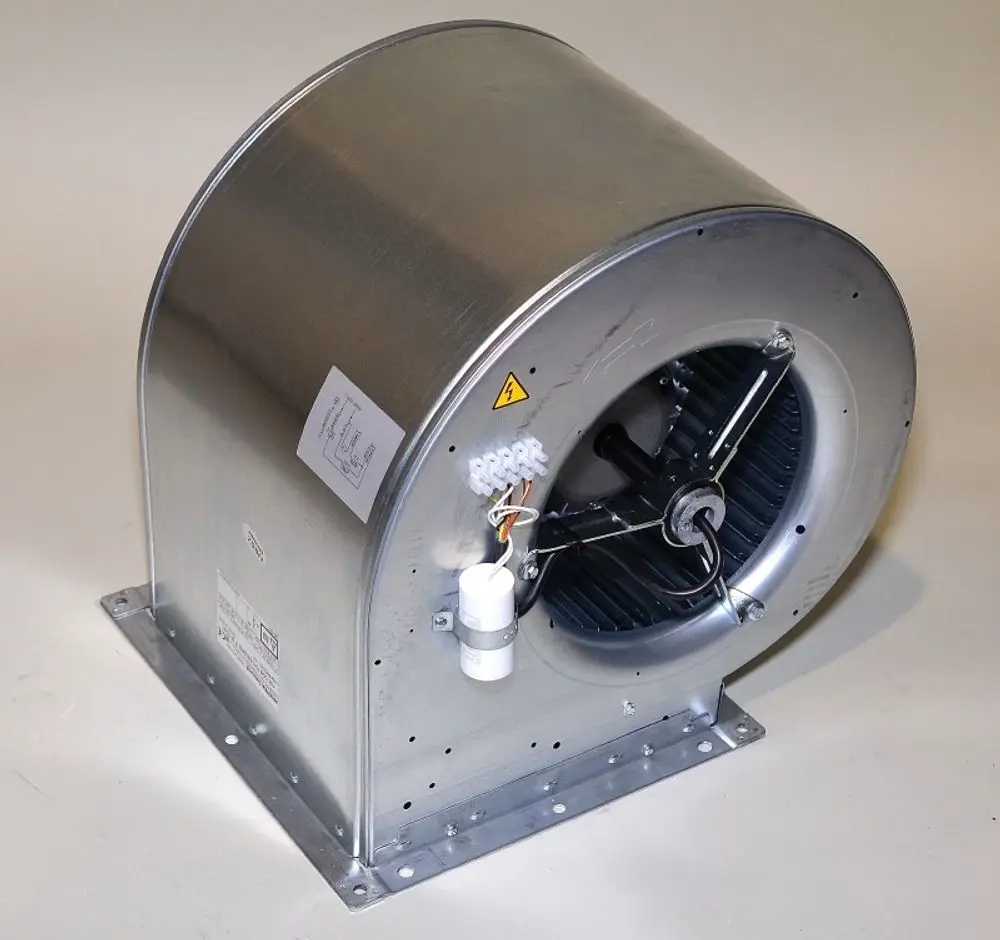 Radialventilator aus Metall mit Elektrokomponenten, montiert auf einem rechteckigen Sockel. Gekennzeichnet mit einem Warnsymbol für elektrische Sicherheit. Produkt von Remko.
