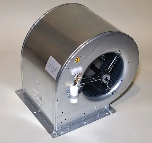 Radialventilator aus Metall mit Elektrokomponenten, montiert auf einem rechteckigen Sockel. Gekennzeichnet mit einem Warnsymbol für elektrische Sicherheit. Produkt von Remko.
