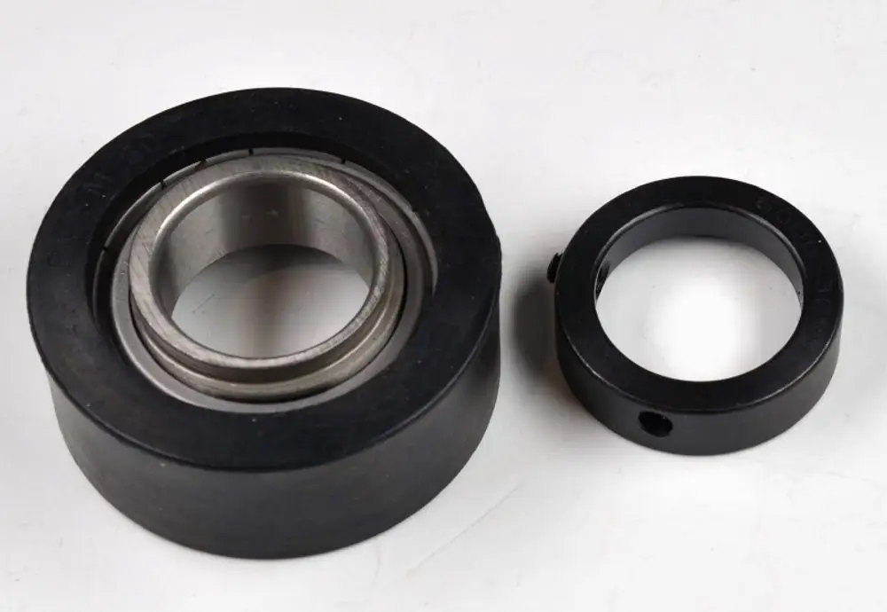 Kugellager mit schwarzem Gehäuse und einem inneren silbernen Teil, neben einem weiteren Ring. Beide Teile gehören zu einem Remko Produkt.