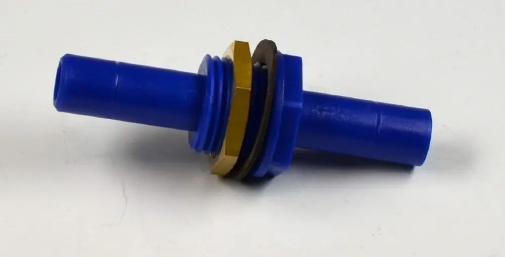 Blaues Kunststoffteil mit zwei Schläuchen und einer Metallunterlegscheibe. Mögliche Verwendung in Remko-Pumpensystemen.