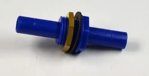 Blaues Kunststoffteil mit zwei Schläuchen und einer Metallunterlegscheibe. Mögliche Verwendung in Remko-Pumpensystemen.