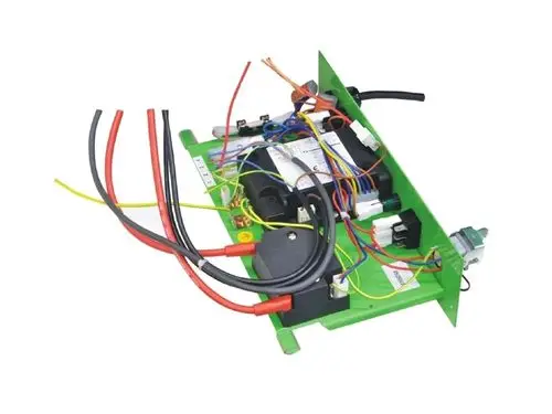 Elektrobaugruppe mit verschiedenen Kabeln und Anschlüssen, gefertigt von Remko. Die Baugruppe zeigt eine komplexe Verdrahtung und integrierte Komponenten.