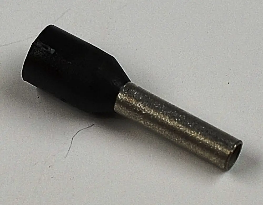 Schwarze Aderendhülse mit metallischem Innenrohr, geeignet für elektrische Verbindungen, geliefert von der Marke Remko.