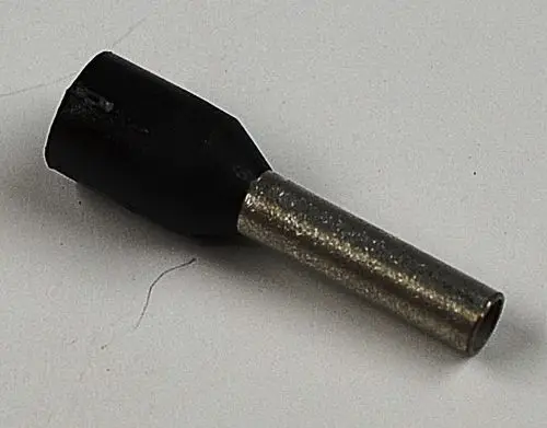 Schwarze Aderendhülse mit metallischem Innenrohr, geeignet für elektrische Verbindungen, geliefert von der Marke Remko.