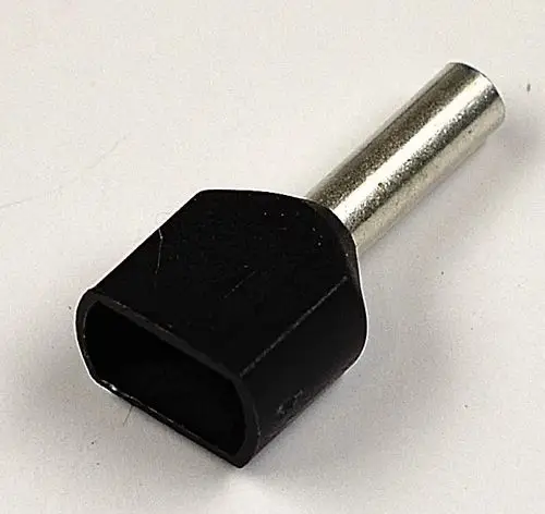 Schwarze Aderendhülse mit metallischem Pin, geeignet für elektrische Verbindungen. Hersteller ist Remko.
