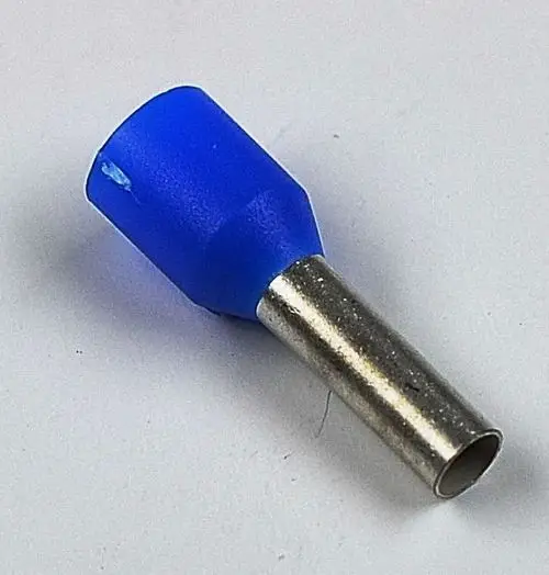 Aderendhülse mit blauer Isolierung und einem Metallanschluss. Produkt von Remko, geeignet zum sicheren Anschluss von Kabeln.