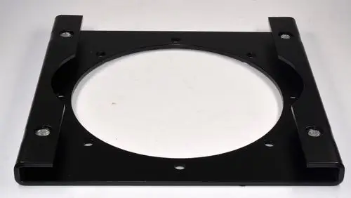 Schwarze Metallplatte mit kreisrundem Ausschnitt und mehreren Befestigungslöchern, geeignet zur Montage eines Ventilators von Remko.