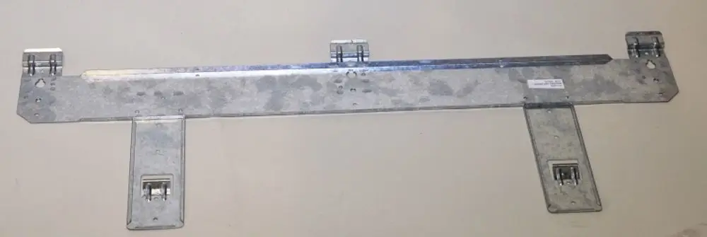 Metallische Wandhalterung von Remko mit mehreren Halte- und Befestigungselementen, geeignet für die Montage von Geräten an Wänden.