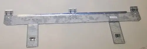 Metallische Wandhalterung von Remko mit mehreren Halte- und Befestigungselementen, geeignet für die Montage von Geräten an Wänden.