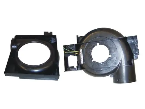 Ventilatorgehäuse von Remko, bestehend aus zwei Teilen. Ein Teil hat einen runden Anschluss, der andere eine gebogene Form. Eignet sich für Ventilatorsysteme.