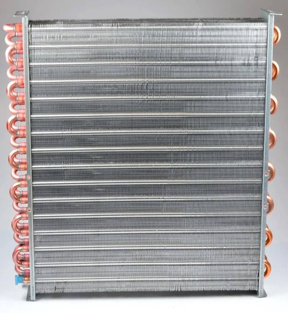 Wärmeübertrager von Remko mit parallel angeordneten Metalllamellen und Kupferrohren, geeignet zur Verwendung in Kälte- oder Klimaanlagen.