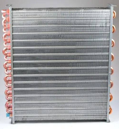 Wärmeübertrager von Remko mit parallel angeordneten Metalllamellen und Kupferrohren, geeignet zur Verwendung in Kälte- oder Klimaanlagen.