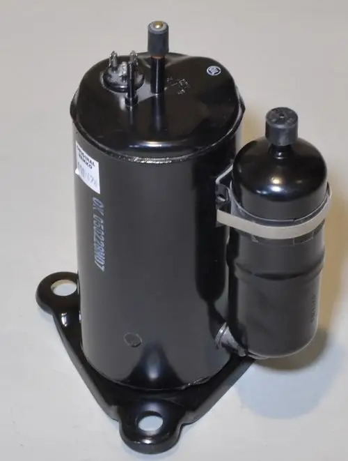 Kompressor von Remko, schwarze metallische Bauform mit zwei Anschlüssen und Befestigungslasche, für Klimaanlagen oder Kühlgeräte geeignet.