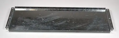 Metallplatte in silberner Farbe, mit zwei Befestigungslöchern an den kurzen Seiten, geeignet zur Verwendung in einem Kondensatbehälter von Remko.